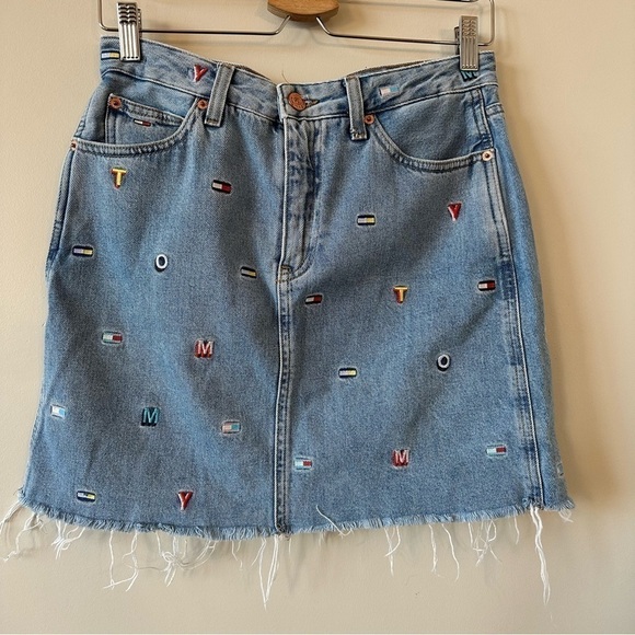 TOMMY Hilfiger-90’s Inspired Logo/Spell Out Back Tag Raw Hem Skirt (Size:26) - Picture 4 of 10